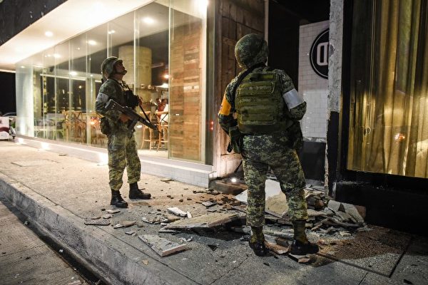 9月7日地震對維拉庫茲港造成破壞，軍人上街救災。（AFP PHOTO / Victoria Razo）