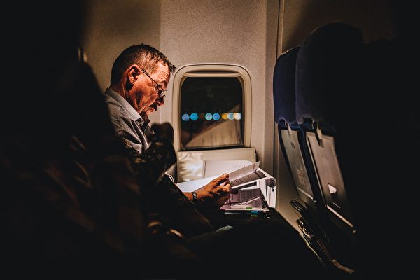 在飛機上閱讀沈悶的書籍比較不會影響思緒，累了就可以闔上書本直接休息。(pixabay)