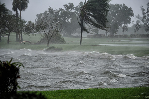 9月10日，佛罗里达州的彭布罗克松树（Pembroke Pines）地区到飓风艾玛的袭击。 (MICHELE EVE SANDBERG/AFP/Getty Images)