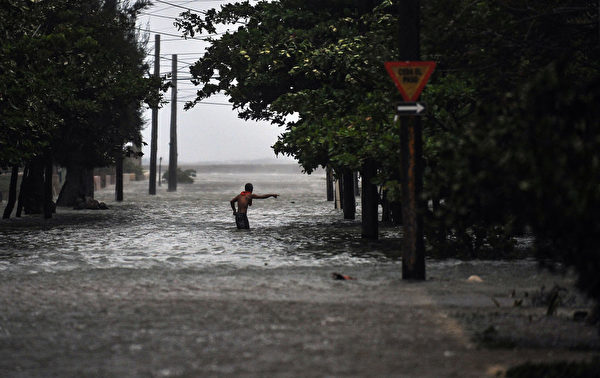 9月9日在艾玛（Irma）飓风经过时，古巴首都哈瓦那街道淹水。 (YAMIL LAGE/AFP/Getty Images)