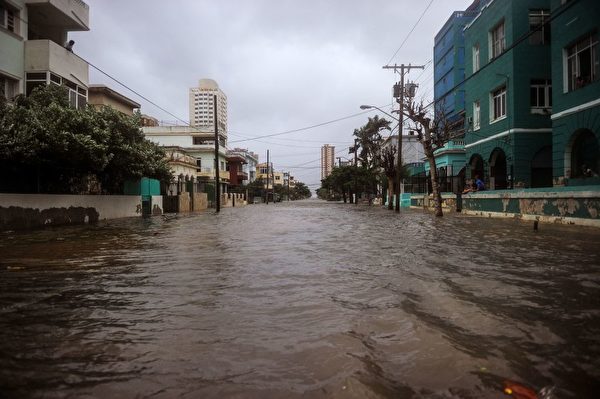 2017年9月9日艾瑪（Irma）颶風造成古巴首都哈瓦那街道淹水。 艾瑪通過古巴海岸線時減弱為三級，但風速依然高達每小時125英里（200公里）。(YAMIL LAGE/AFP/Getty Images)