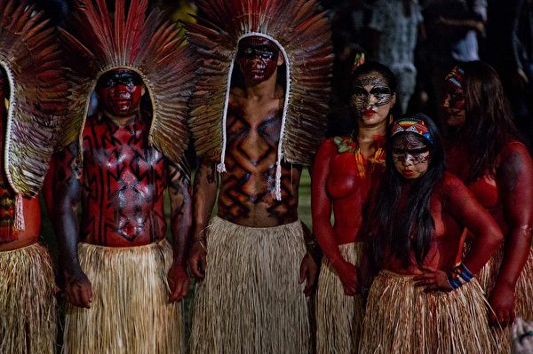 雅各阿部落土着居民参加了2015年4月13日在巴西圣保罗举行的圣保罗时装周。（AFP PHOTO / NELSON ALMEIDA / AFP PHOTO / NELSON ALMEIDA）