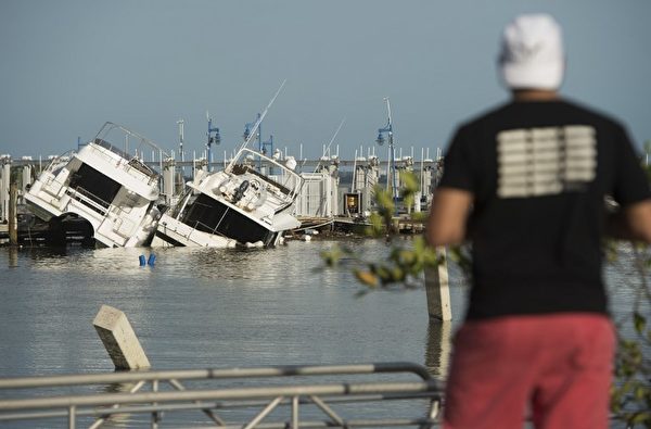 9月11日佛羅里達州邁阿密一個遊船碼頭的受損船隻。（AFP PHOTO / SAUL LOEB）