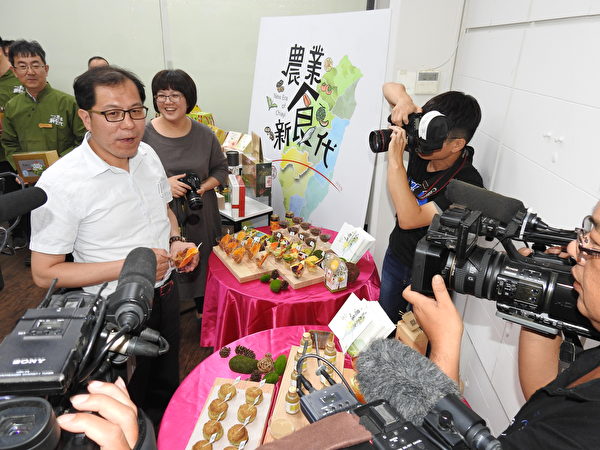 嘉義縣副縣長吳芳銘（穿白上衣者）在13日記者會上，對進軍馬來西亞國際食品展參展的優質產品讚不絕口。（蔡上海／大紀元）