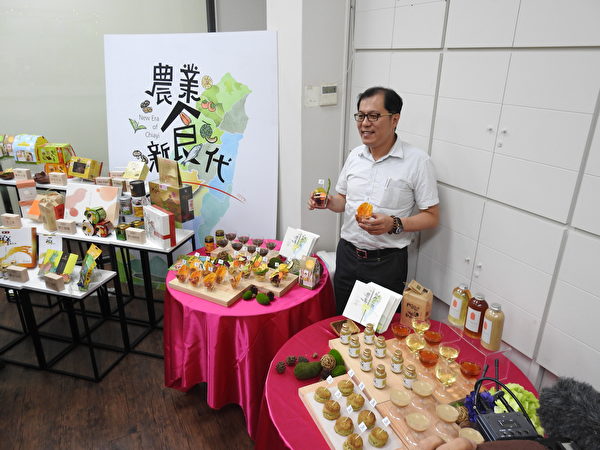 13日記者會上，嘉義縣副縣長吳芳銘特別推薦此次進軍馬來西亞國際食品展參展的6家廠商優質產品。（蔡上海／大紀元）