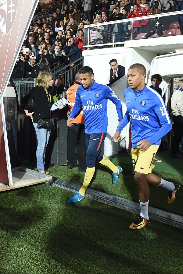 巴黎圣日耳曼引进内马尔和姆巴佩（右）后，球队实力大增。 (PATRICK HERTZOG/AFP/Getty Images)