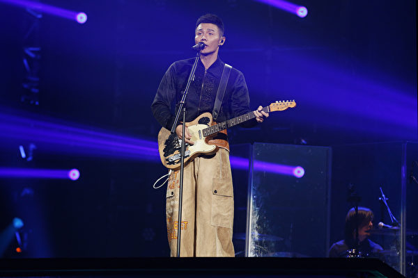 李荣浩为观众们精选经典歌曲，全场歌迷都不由自主的跟着大合唱。（华纳音乐提供）