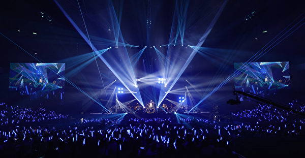 出道4年的李荣浩，9月16日首次在台北小巨蛋举行演唱会现场。（华纳音乐提供）