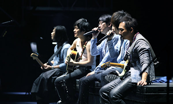 五月天堅持每年和歌迷「一期一會」在台灣跨年的約定。（相信音樂提供）