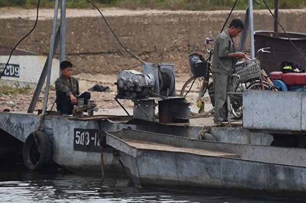 中國遼寧丹東與朝鮮隔江相望，可以看到朝鮮漁夫在打魚。（AFP PHOTO / GREG BAKER）
