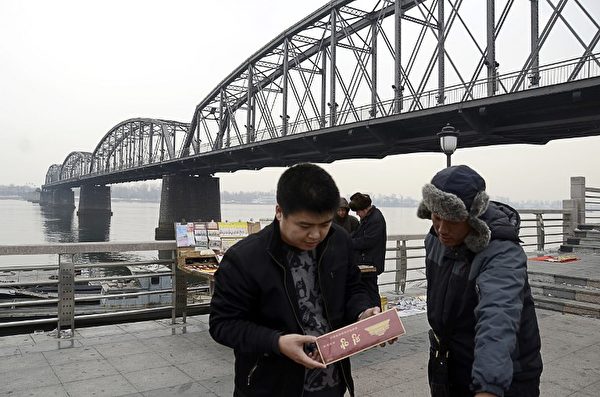  中國是朝鮮迄今為止最大的貿易夥伴。圖為中國人正在購買朝鮮進口的商品。（AFP PHOTO / WANG ZHAO）