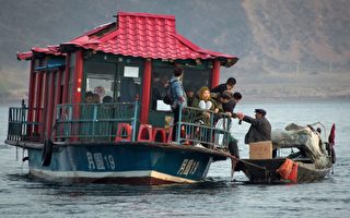 當鴨綠江上討生活的朝鮮百姓遇上中國遊客