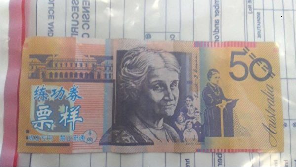 中國某銀行50元澳幣「練功券」，假冒真鈔流入澳洲霍巴特市。（澳洲塔斯馬尼亞警方提供）