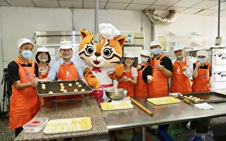 台中市長林佳龍伉儷呼籲企業及市民把握時間訂購愛心月餅。 ( 台中市政府  提供 )