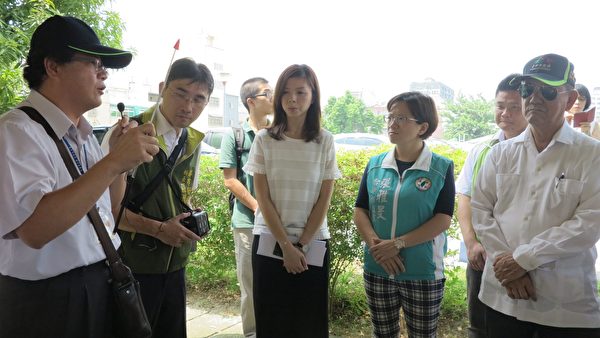  立法委员洪慈庸21日邀集内政部相关局处首长实际走访潭子，了解公园绿地改造的计划。（邓玫玲／大纪元）