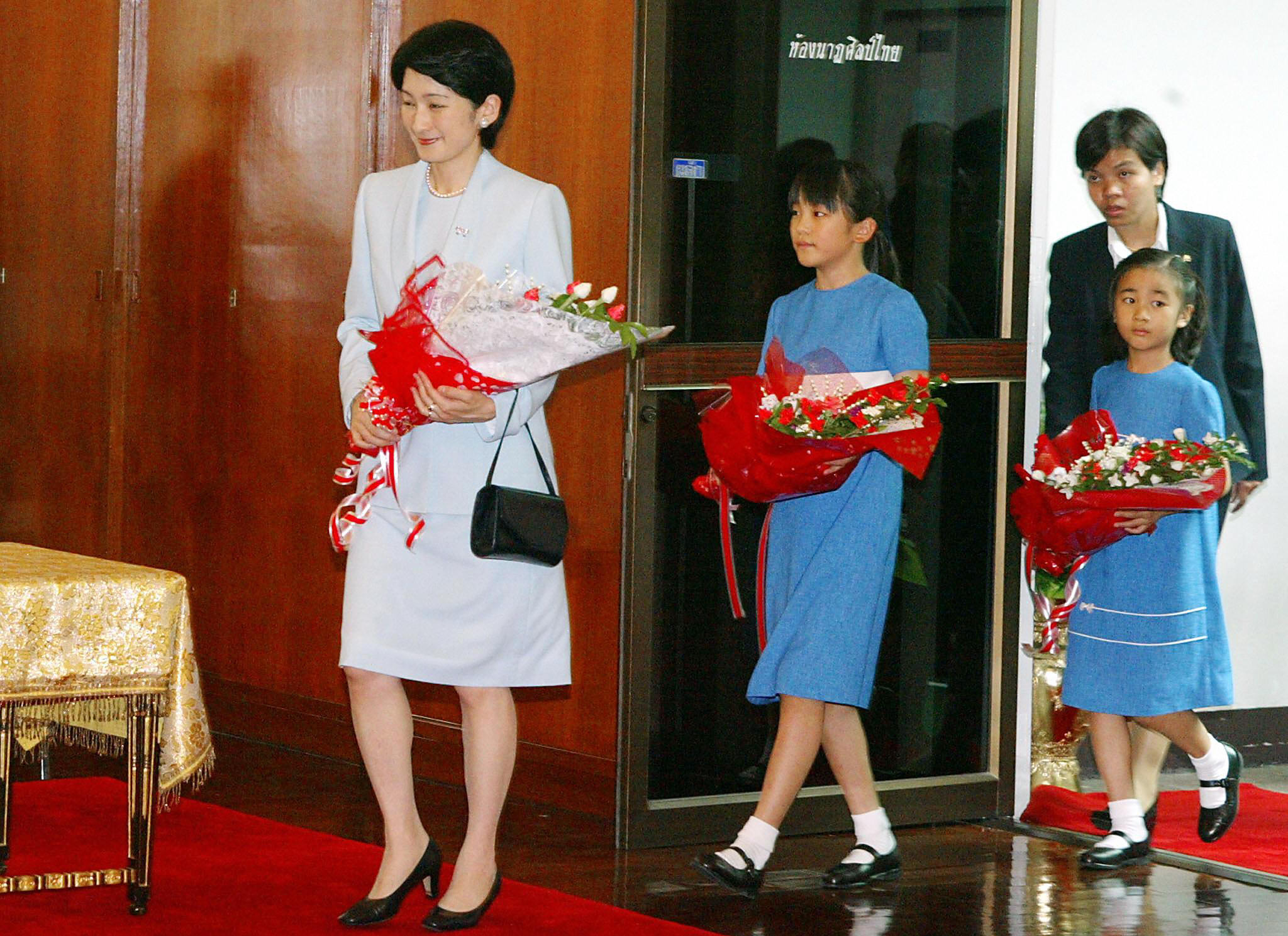 2003年8月,文仁親王妃紀子(前)、真子公主(中)和佳子公主(後)訪問曼谷戲劇藝術學院。(SAEED KHAN/Getty Images)