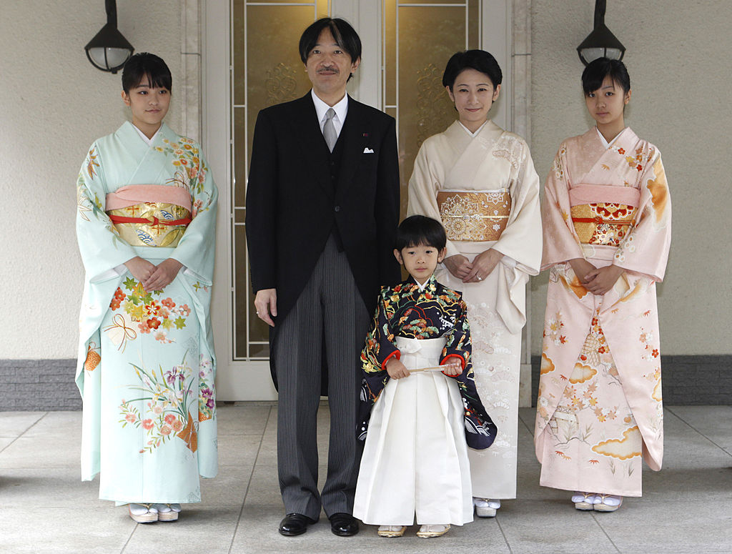 2011年11月,真子公主(左)與父親(左二)、母親(右二)和妺妹佳子(右一)陪伴弟弟悠仁親王(前排)於東京赤坂禦堂參加皇室的「著袴禮」傳統儀式,。(ATO/Getty Images)