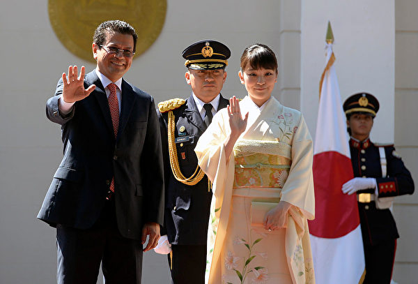 Japanese Princess Mako (R) and Salvadorean Foreign Minister Hugo Martinez wave during a welcoming ceremony at the presidential house, in San Salvador, on December 3, 2015. Princess Mako is on a three-day visit to El Salvador and then will travel to Honduras. AFP PHOTO / MARVIN RECINOS / AFP / Marvin RECINOS (Photo credit should read MARVIN RECINOS/AFP/Getty Images)