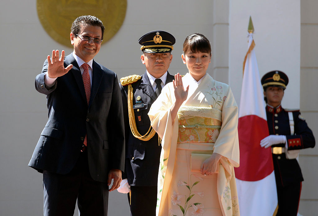 2015年12月,真子公主出訪薩爾瓦多,與該國外交部長Hugo Martinez一起向群眾揮手致意。(MARVIN RECINOS/Getty Images)