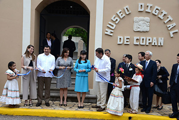 Japanese Princess Mako (C) participates in the ribbon-cutting ceremony of the inauguration of the Copan Digital Museum in Copan Ruins, 400 km northwest of Tegucigalpa on December 7, 2015. AFP PHOTO / Orlando SIERRA. / AFP / ORLANDO SIERRA (Photo credit should read ORLANDO SIERRA/AFP/Getty Images)