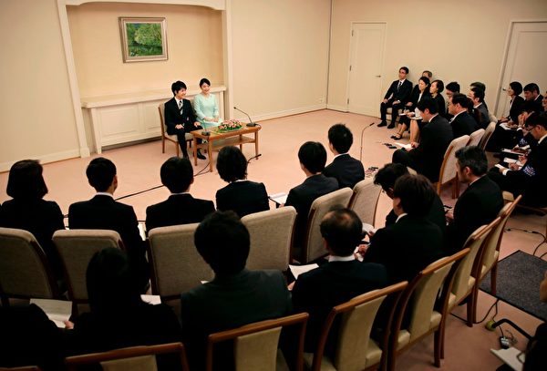 Princess Mako (top 2nd L), the eldest daughter of Prince Akishino and Princess Kiko, speaks to the media with her fiancee Kei Komuro, during a press conference to announce their engagement at the Akasaka East Residence in Tokyo on September 3, 2017. Emperor Akihito's eldest granddaughter Princess Mako and her fiancé -- a commoner -- announced their engagement on September 3, which will cost the princess her royal status in a move that highlights the male-dominated nature of Japan's monarchy. / AFP PHOTO / POOL / Shizuo Kambayashi (Photo credit should read SHIZUO KAMBAYASHI/AFP/Getty Images)