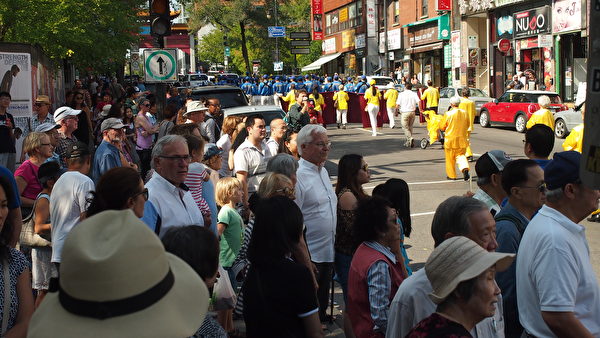 9月23日，來自加拿大魁北克省及安大略省幾個城市的的部分法輪功學員在蒙特利爾舉行了講真相反迫害大遊行。遊行經過的街道兩旁民眾駐足觀看。（Nathalie Dieul / 大紀元）