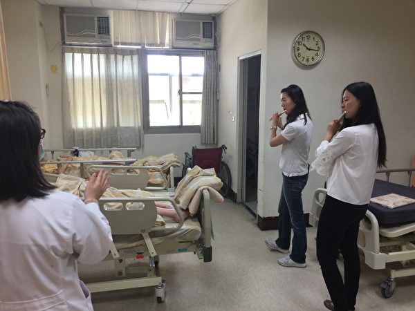 朴子医院邀请谢百琪（左）、刘庭祯（右）两位老师，到附设护理之家作双长笛演奏，让多位行动不便卧床的长辈，能在病床边听到怀旧歌曲。（朴子医院提供）