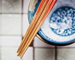 小心細菌毒素吃下肚！4個不正確的用筷子習慣