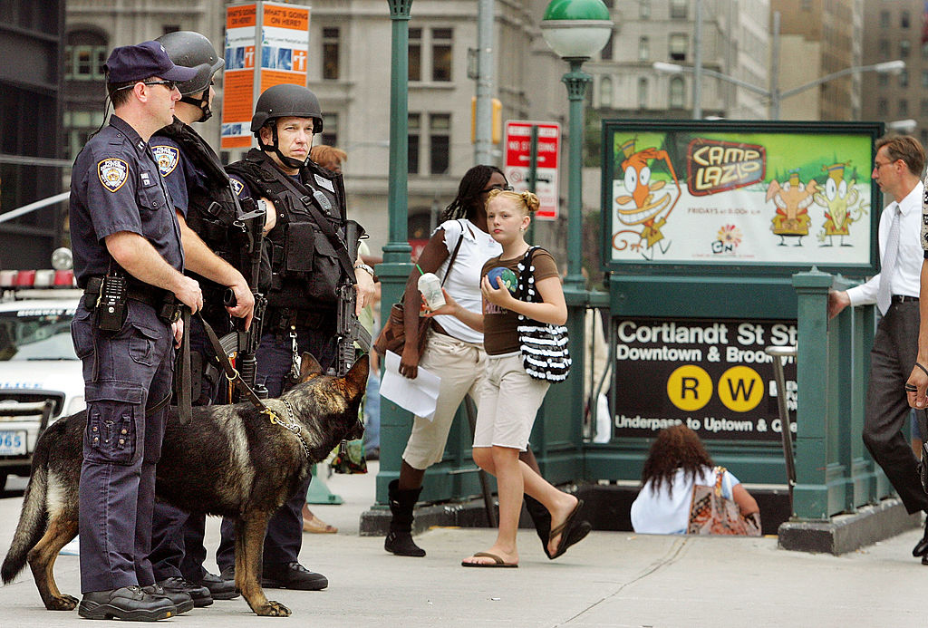 2005年7月,英国地铁发生爆炸案,纽约警局出动紧急救援处的K9大队,加强世贸大厦附近地铁出口的巡逻。 (Mario Tama/Getty Images)