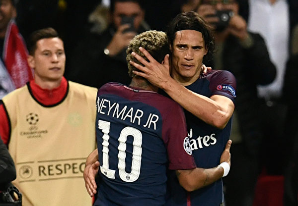 巴黎圣日耳曼主场3：0击败拜仁。 比赛中，内马尔和卡瓦尼（右）深情拥抱，让之前点球纷争烟消云散。(CHRISTOPHE SIMON/AFP/Getty Images)