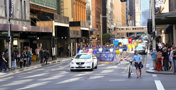 9月8日中午，澳洲法轮功学员600多人在悉尼市区举行大游行。（摄影：何蔚/大纪元）