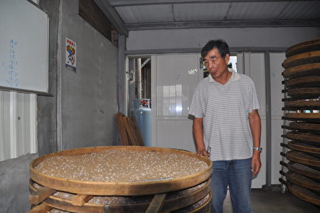 许南东说，手工酿造是天然发酵 ，人工制麹发酵，不含化学添加物，麹种是养在黄豆或米上。（詹亦菱／大纪元）