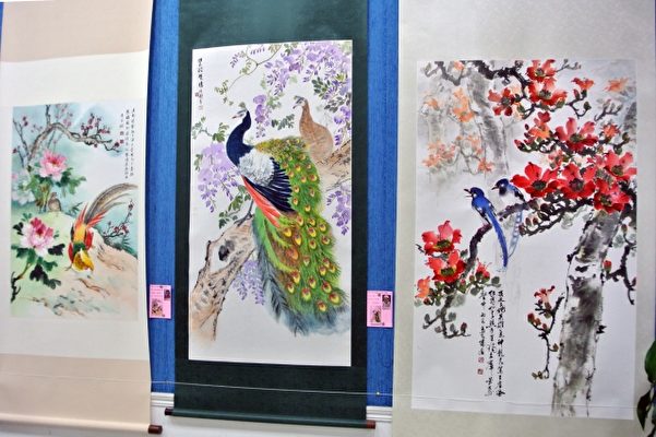 基隆市長青書畫會聯展於基隆市府,右圖為該會指導老師馬水城之畫作。(周美晴/大紀元)