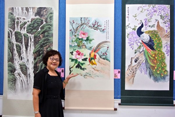 基隆市長青書畫會會員陳月嬌以丁酉(雞)年為主題的畫作。(周美晴/大紀元)
