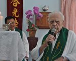 偏鄉傳教58年拿到身分證  法籍神父潘世光喜臨門