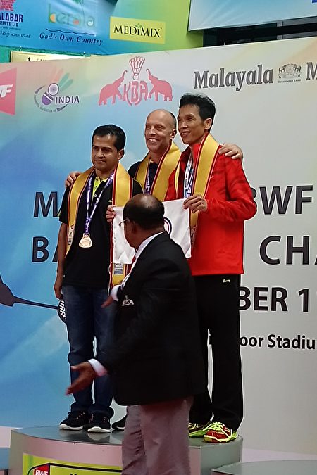 榮獲男子單打冠軍的吳昶潤老師（右），在2017世界羽球壯年錦標賽頒獎典禮上。（嘉義大學提供）