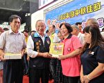 关怀独居老人 中秋送月饼
