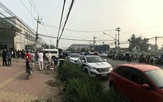 北京朝阳区建地铁补偿不公 村民堵乡政府抗议