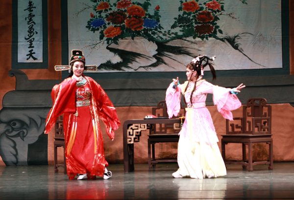 悟远剧坊团长简育琳（左）、执行长林纹守表演《我家状元是逊咖》片段。（曾汉东／大纪元）
