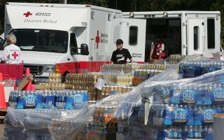 纽约多个救灾队伍 直奔飓风重灾区