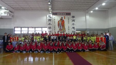 紐約中華公所及屬下華僑學校24日舉行「祭孔大典」。上百名師生依三獻古禮，向至聖先師獻上崇高敬意。