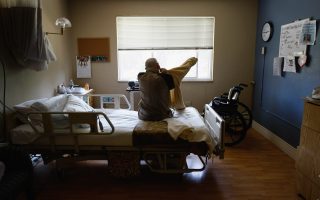 一位在醫院臨終關懷（hospice）的老人。 (John Moore/Getty Images)