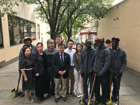 顾雅明（前排左四）与法拉盛商改区宣布，增加清洁工扫街，让法拉盛更干净。