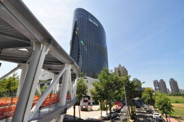 暐順經貿大樓建築設計以空橋直通六家火車站到高鐵新竹站，對旅客極為方便。（賴月貴／大紀元）