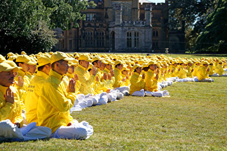澳洲部分法輪功學員9月9日在悉尼皇家植物園排字。（燕楠/大紀元）