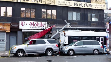紐約法拉盛中心區18日早上6點多發生慘烈奪命車禍，3死16傷。