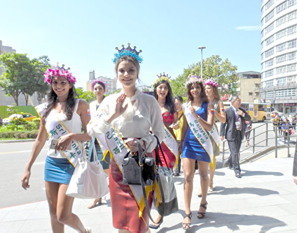 來自50個國家的選美皇后，14日為豐原火車站前的「花博市招」揭牌，並為台中世界花博做宣傳。（鄧玫玲／大紀元）
