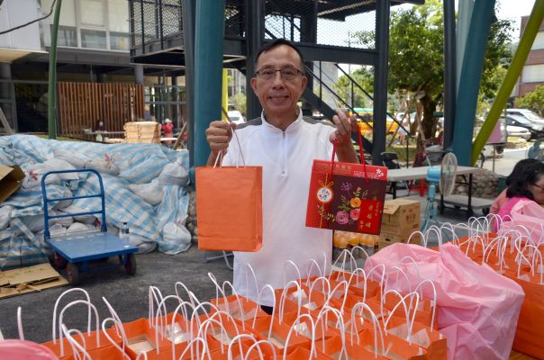 三星乡公所赠月饼一盒、人和社区理事长吴庆钟赠白米2公斤。（三星乡公所提供）