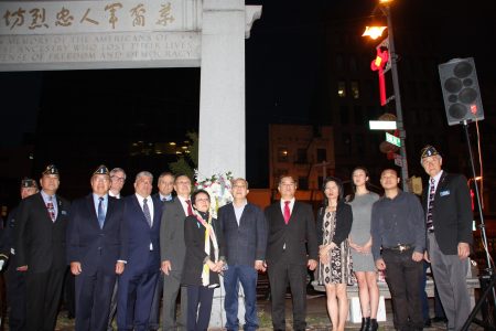华裔退伍军人会11日晚在华埠且林士果华裔军人忠烈坊烛光悼念9/11死难者。
