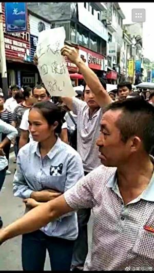 9月5日，贵州黔西南布依族苗族自治州安龙县数千名学生家长游行，抗议正大集团供应各学校变质臭猪肉。（受访者提供）